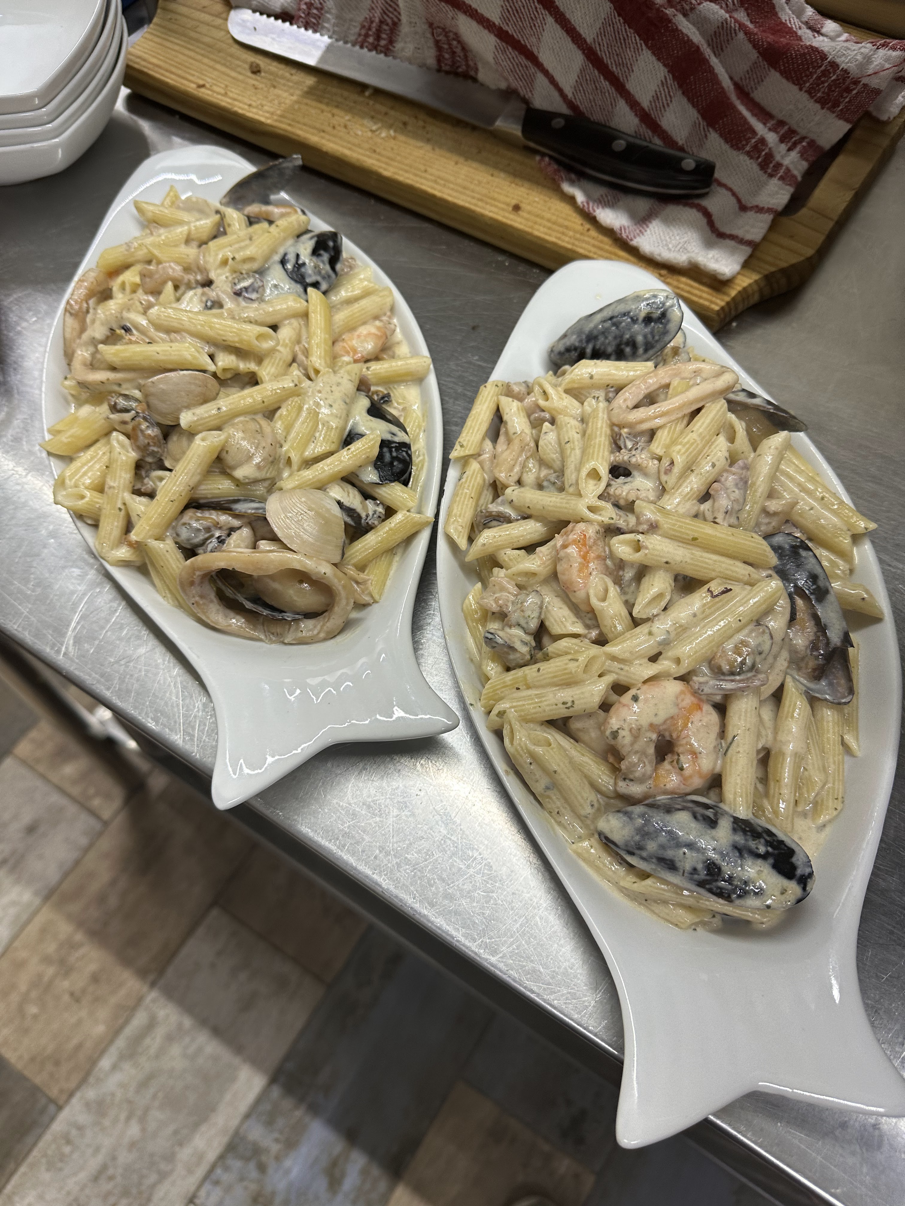 Platos de pasta durante el servicio
